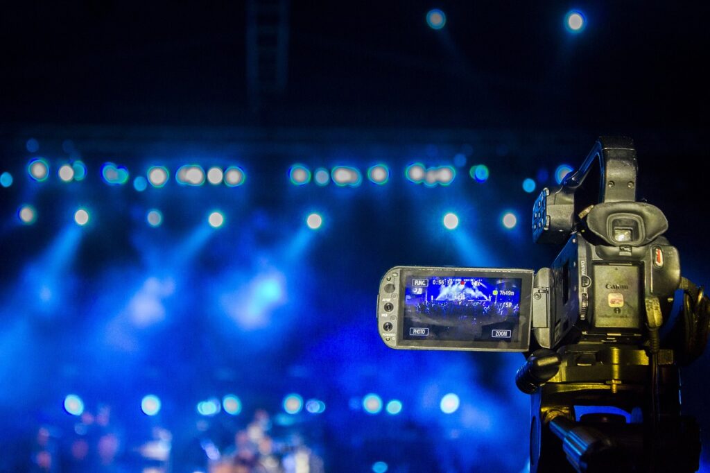 videographer-3753069_1280
